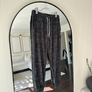 Vuori Women’s Dark Camouflage Joggers